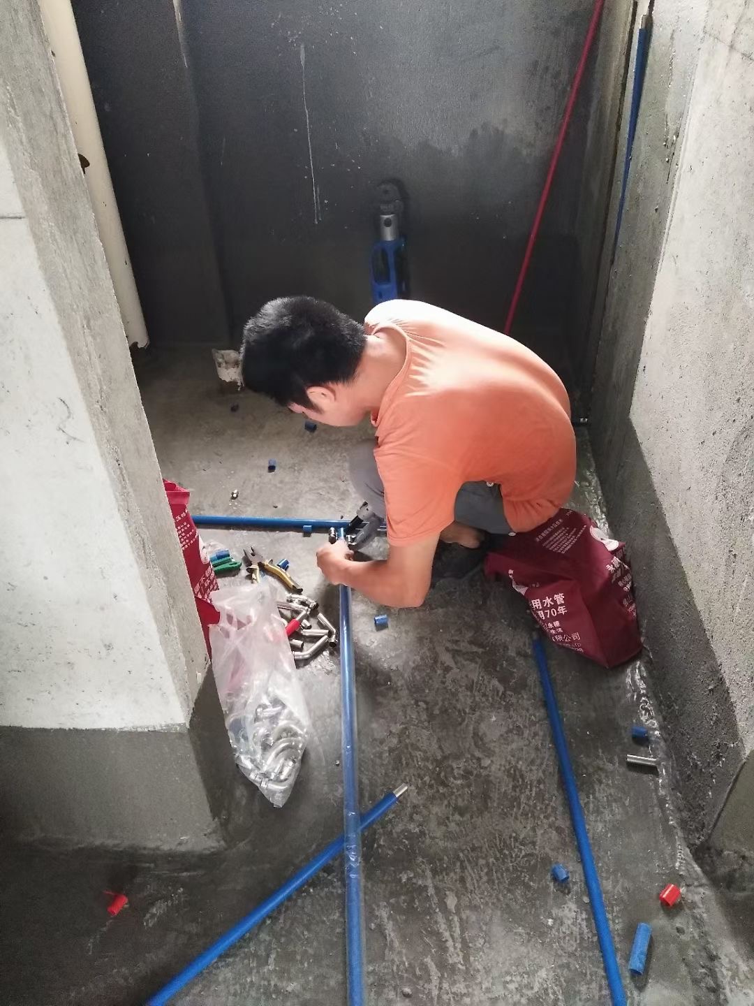 乐鱼手机版-乐鱼(中国)
牌覆塑不锈钢自来水管安装现场.jpg